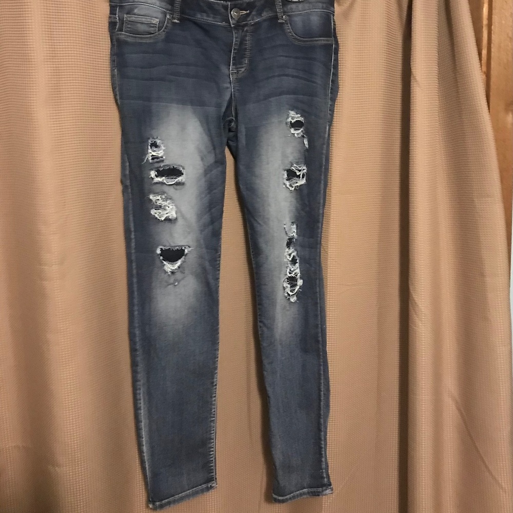Maurice’s skinny straight  leg large regular torn